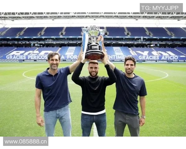 萨乌尔带领球队夺得南美解放者杯冠军成为西班牙球员第三人